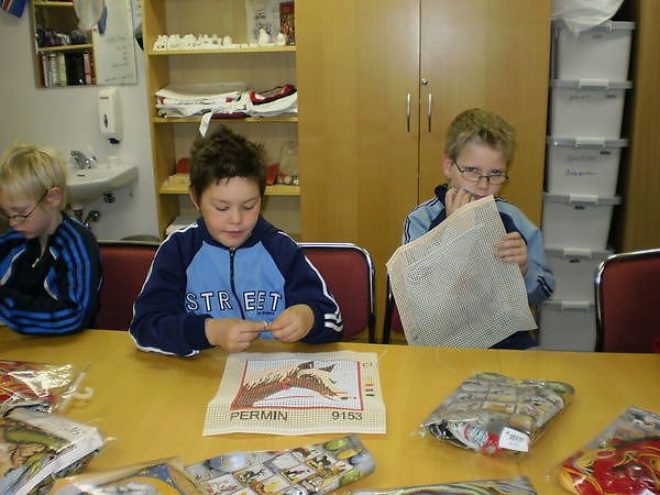 Duglegir krakkar í handmennt