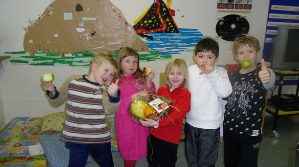 1. bekkur vinnur ávaxtakörfu