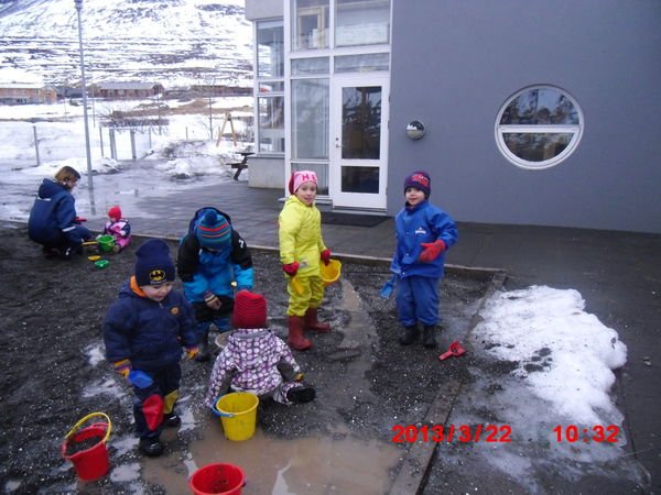 Leikskólanemendur drullumalla