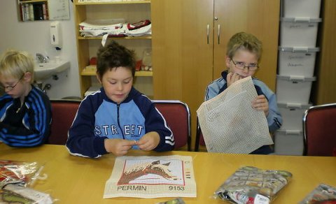 Duglegir krakkar í handmennt