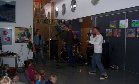 Hljómsveitin Reykjavík, rokkar í Súðavíkurskóla