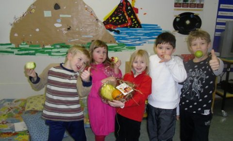 1. bekkur vinnur ávaxtakörfu