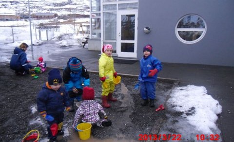 Leikskólanemendur drullumalla